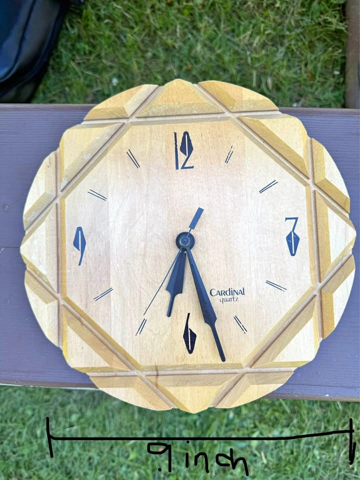 Vintage Cardinal Quartz wall clock