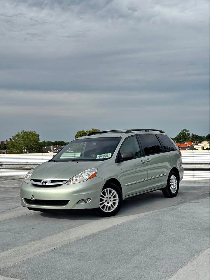 2008 Toyota Sienna · XLE