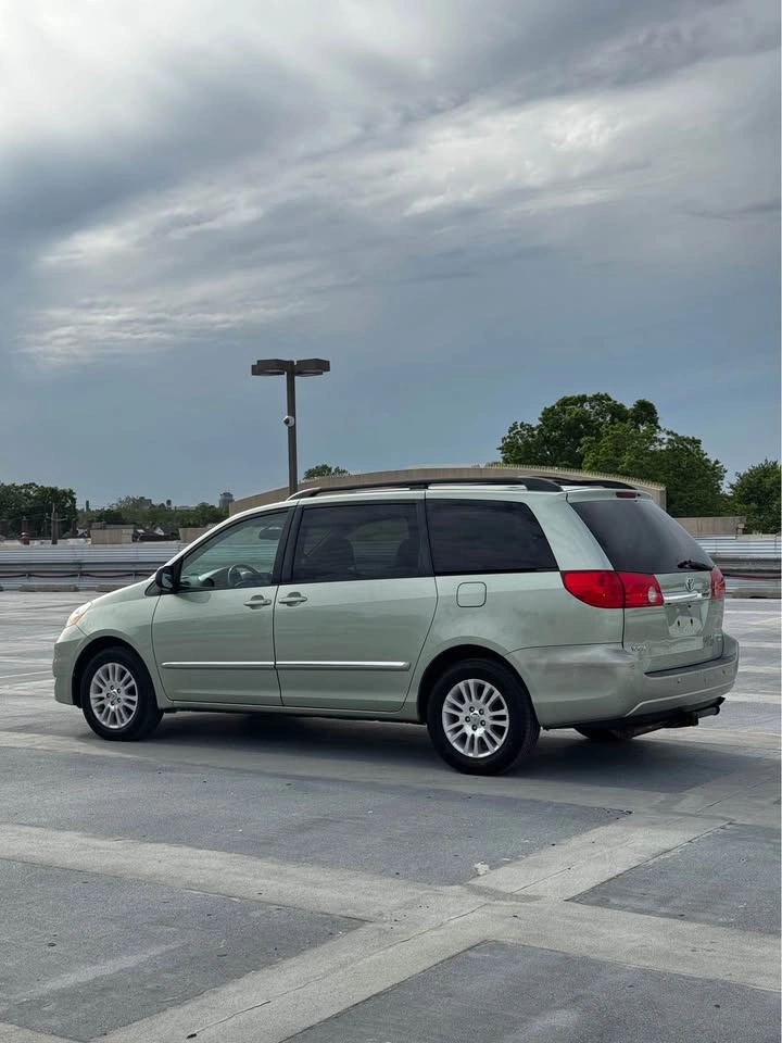 2008 Toyota Sienna · XLE - photo 2