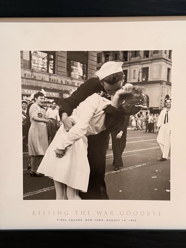 Kissing the War Goodbye Framed Photo - photo 2