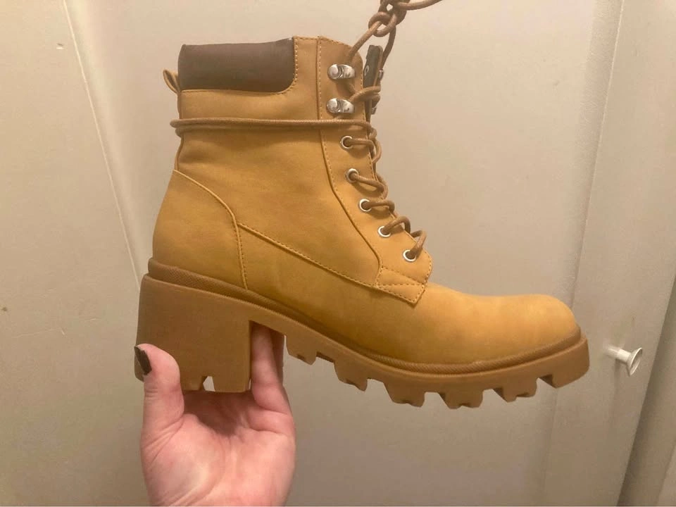 10 w heeled boots Like new