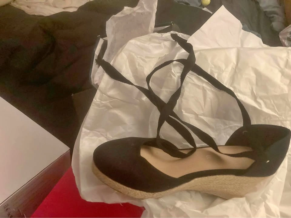10w strappy black sandal wedges