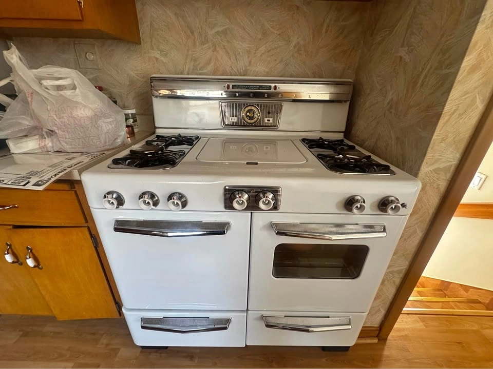 ANTIQUE GAS STOVE - UNIVERSAL 1950S - GREAT CONDITION