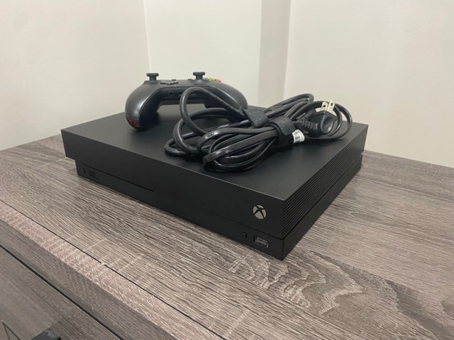 Xbox one x 1TB console + controller