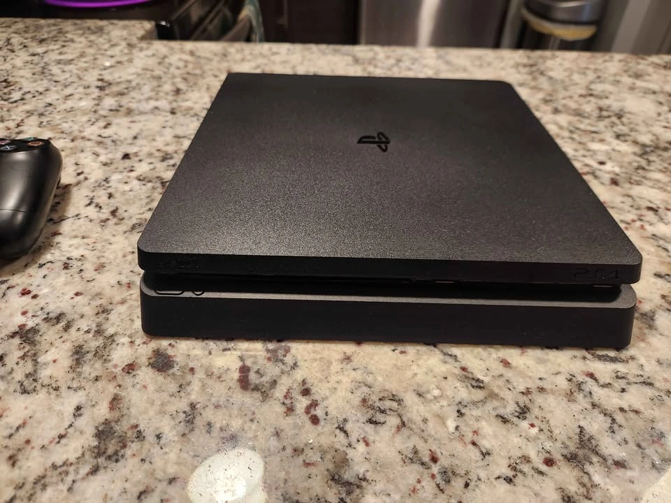 PS4 Slim 1TB Bundle – Perfect Condition (2 Controllers + 4 Games - photo 3