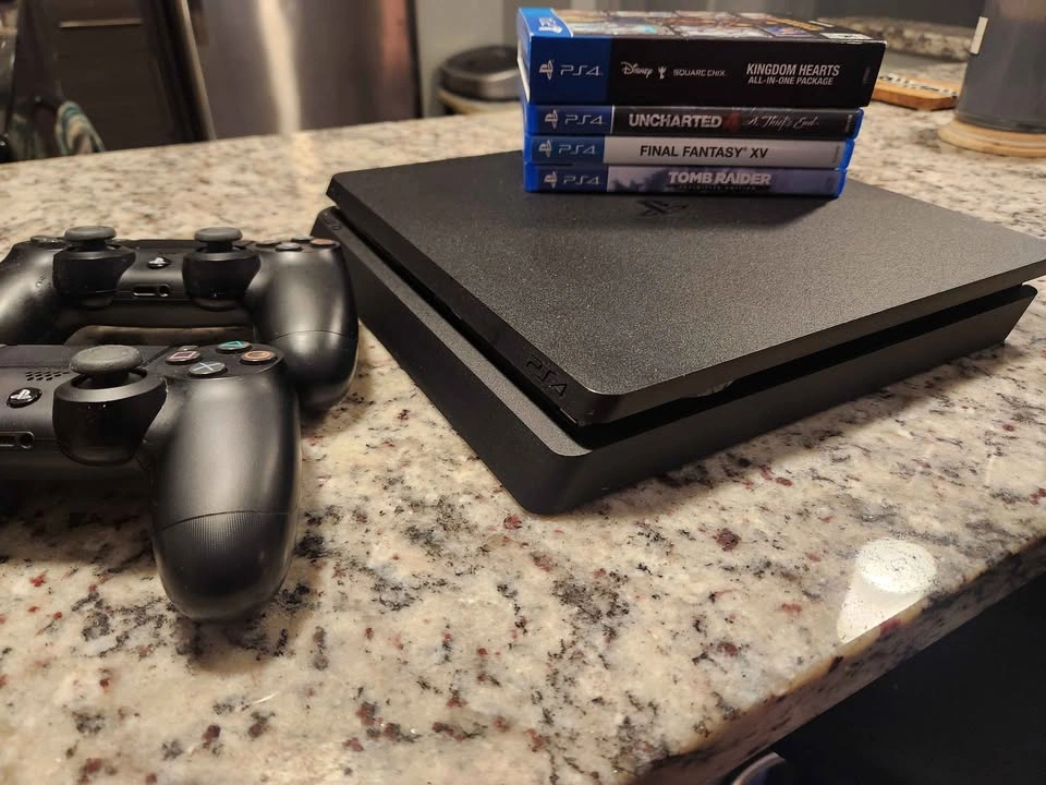 PS4 Slim 1TB Bundle – Perfect Condition (2 Controllers + 4 Games - photo 4