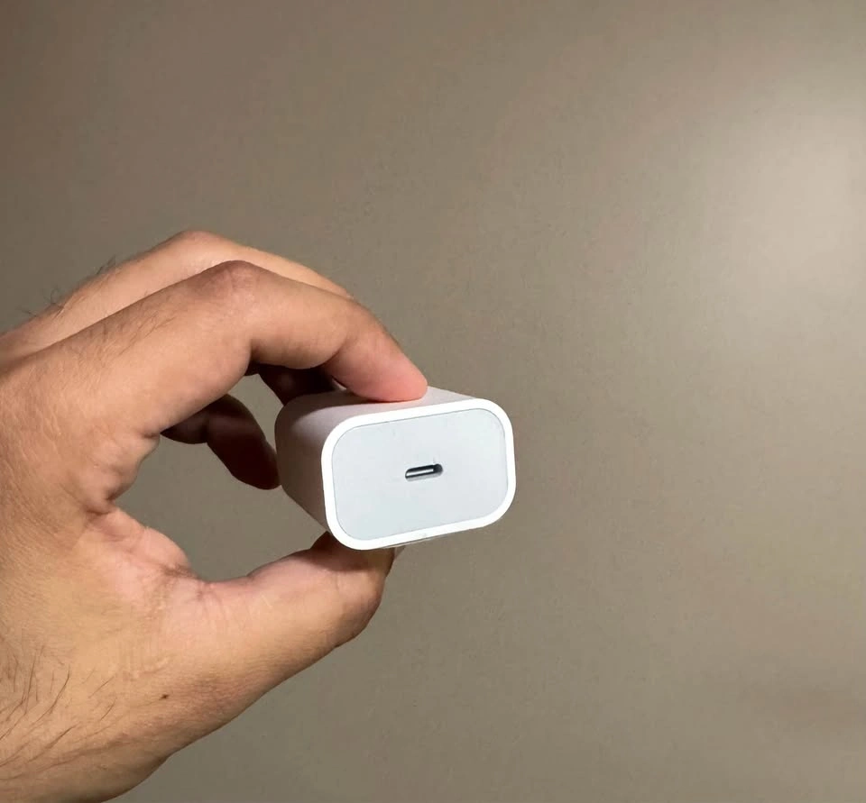 Apple fast charger 20W USB-C Power Adapter *NEW* - photo 2