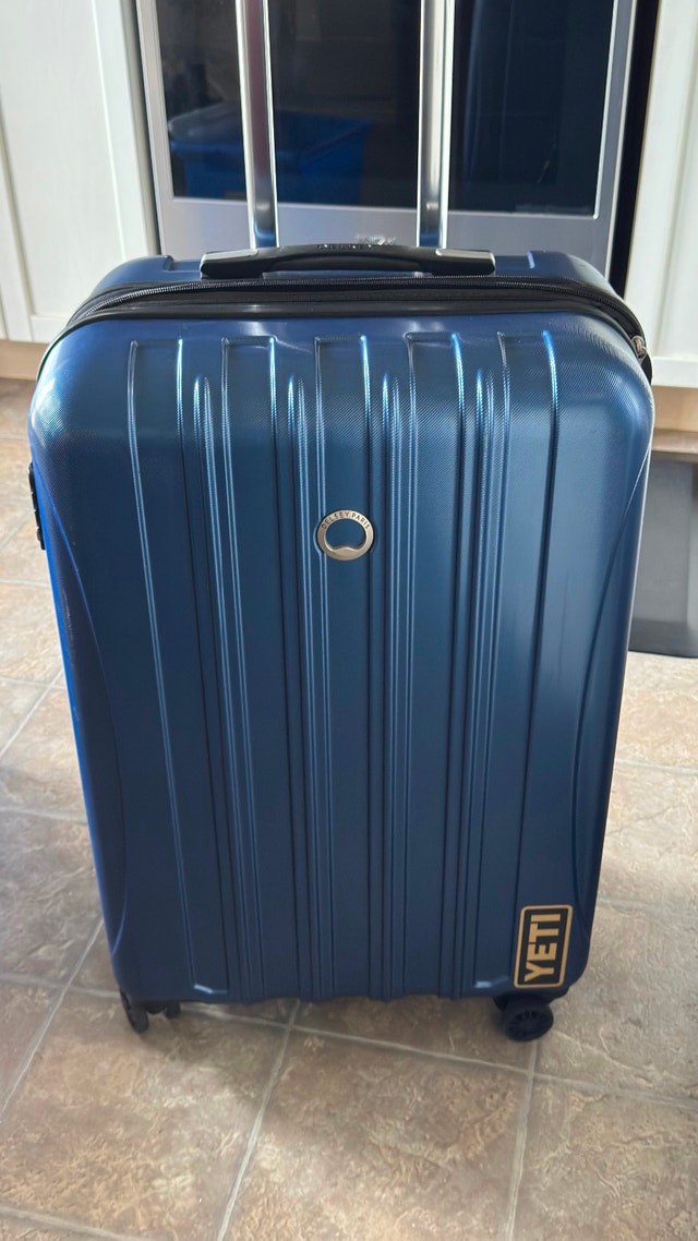 Delsey Paris Helium Aero 24” Hardshell Spinner Luggage – Navy