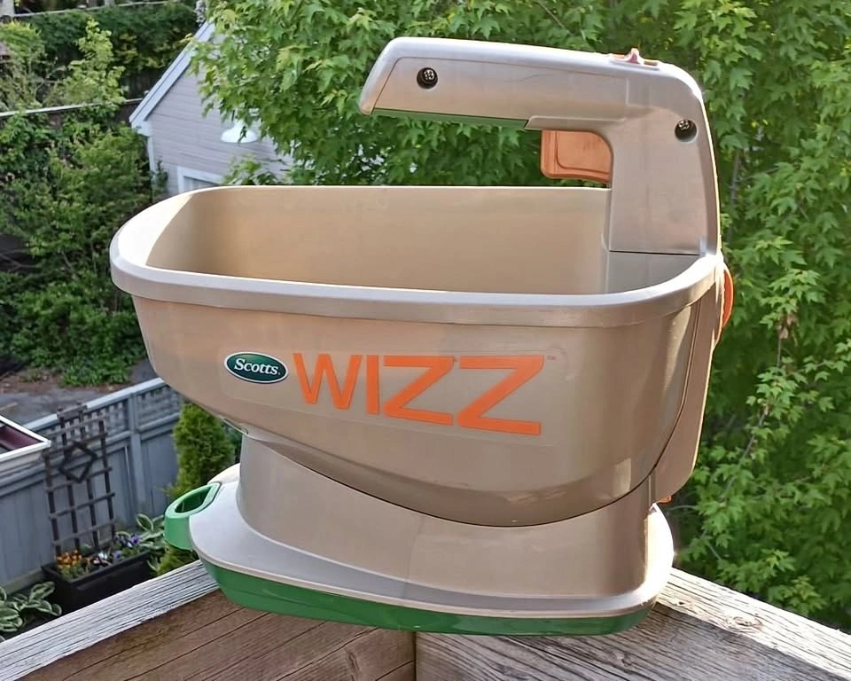 Scott's Wizz Year-Round Handheld Battery-Powered Spreader