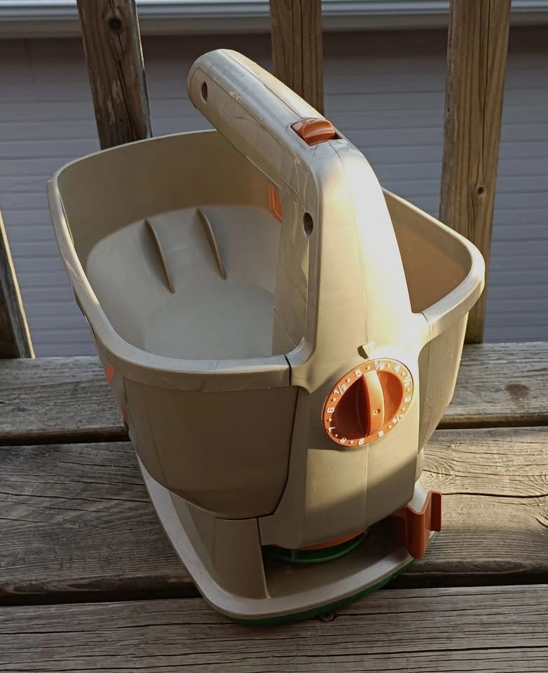 Scott's Wizz Year-Round Handheld Battery-Powered Spreader - photo 4