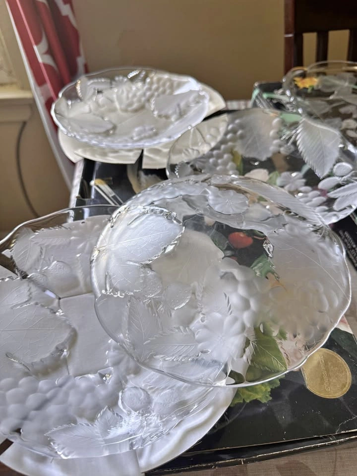 Savior vivre crystal serving bowl and 4 individual plates