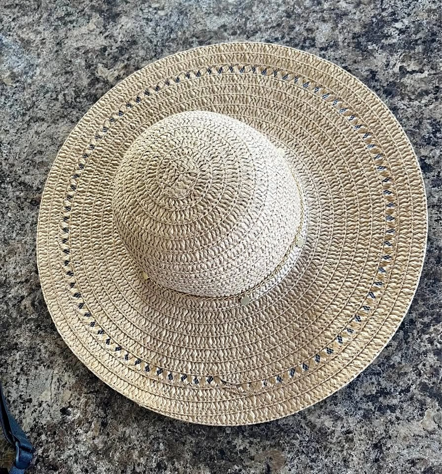 Wide brim sun hat with golden chain