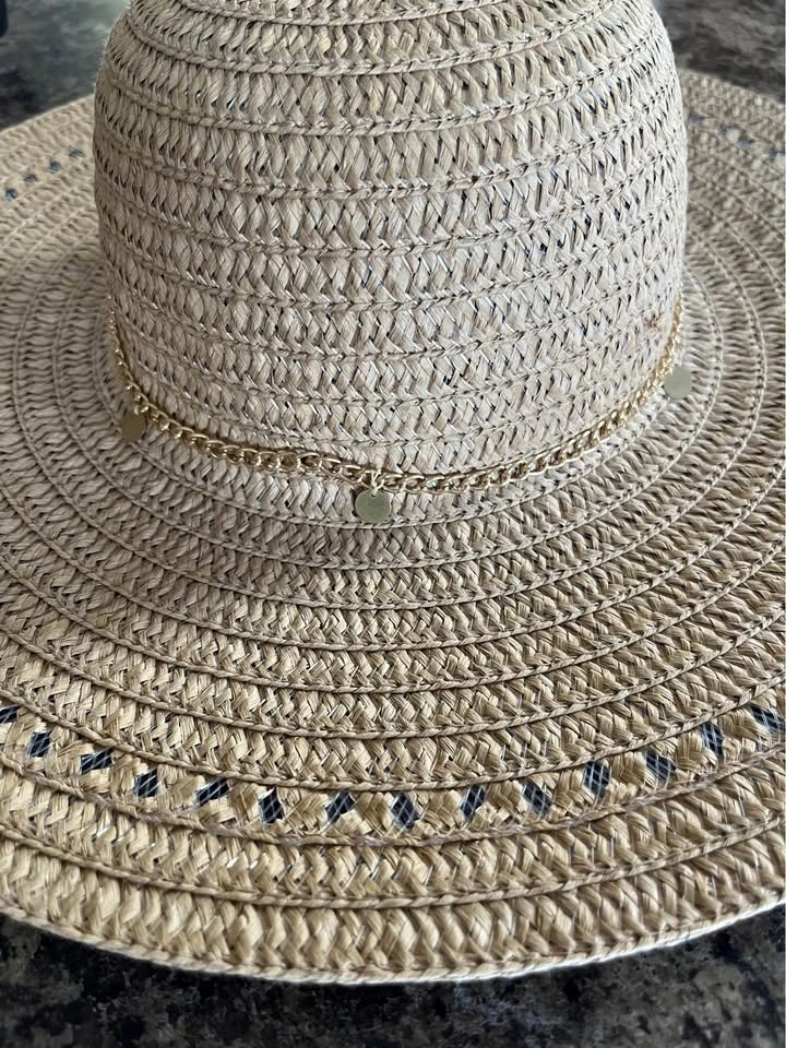 Wide brim sun hat with golden chain - photo 2