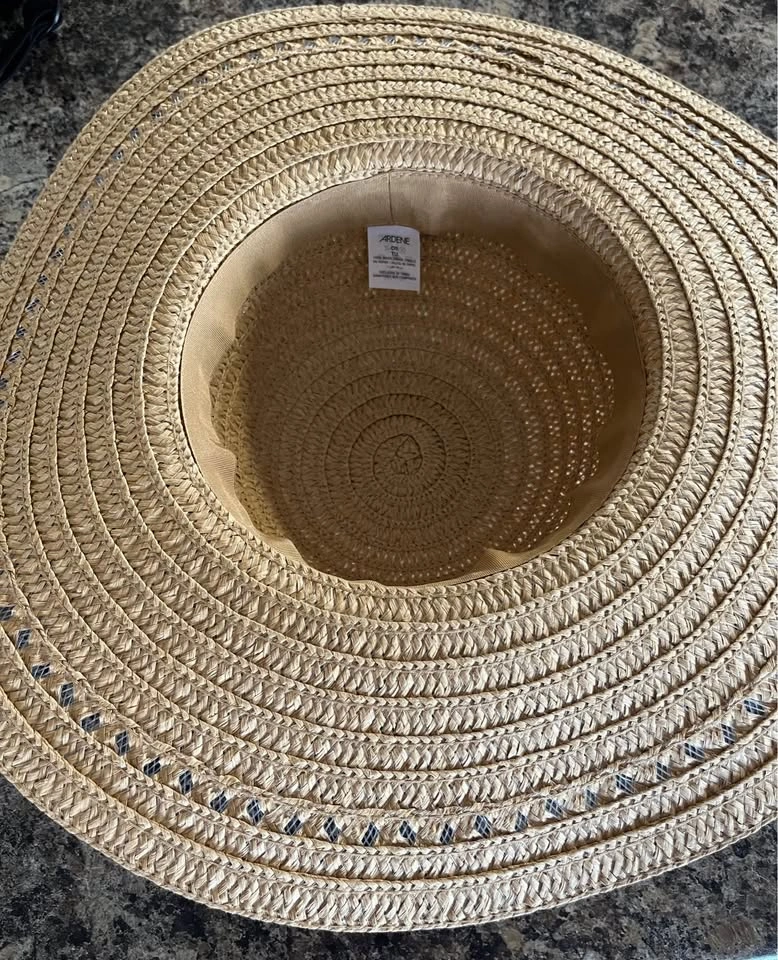 Wide brim sun hat with golden chain - photo 3