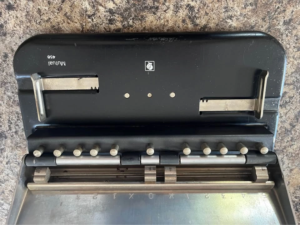 Heavy Duty paper hole puncher - photo 3