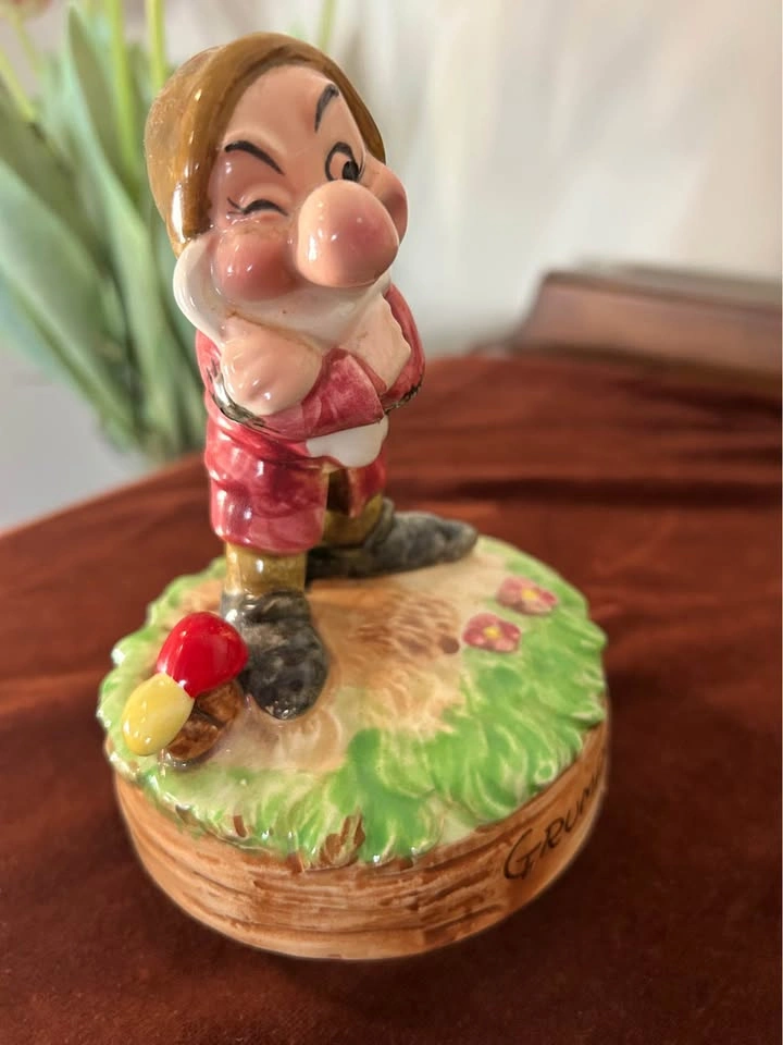 Vintage Disney Grumpy Ceramic Schmid Music Box Hand Painted Snow - photo 2