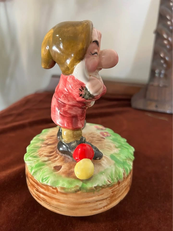 Vintage Disney Grumpy Ceramic Schmid Music Box Hand Painted Snow - photo 3