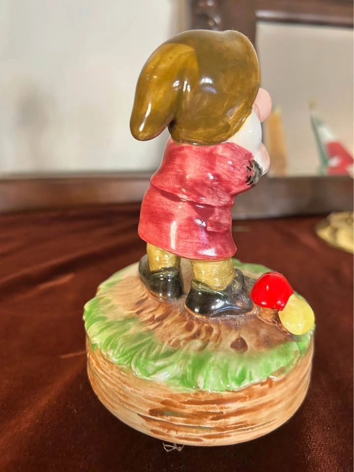 Vintage Disney Grumpy Ceramic Schmid Music Box Hand Painted Snow - photo 4