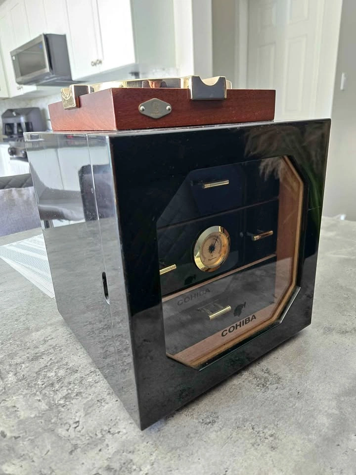 Cigar humidor & ashtray
