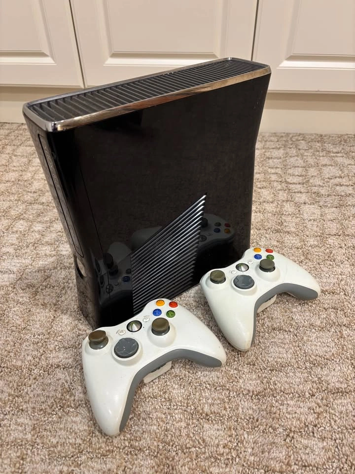 Xbox 360 S 250GB Console with Kinect, 2 Controllers, and Power S - photo 2