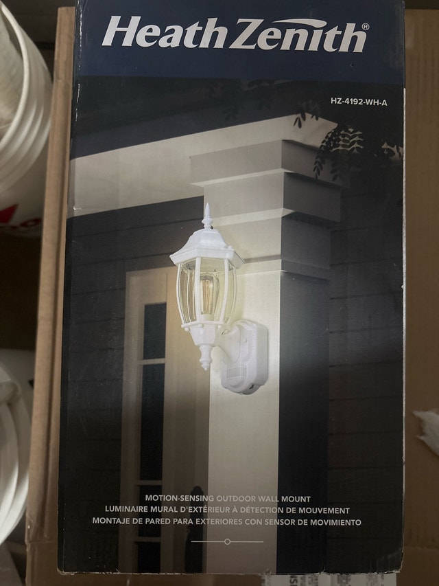Heath Zenith motion sensing outdoor light - photo 2