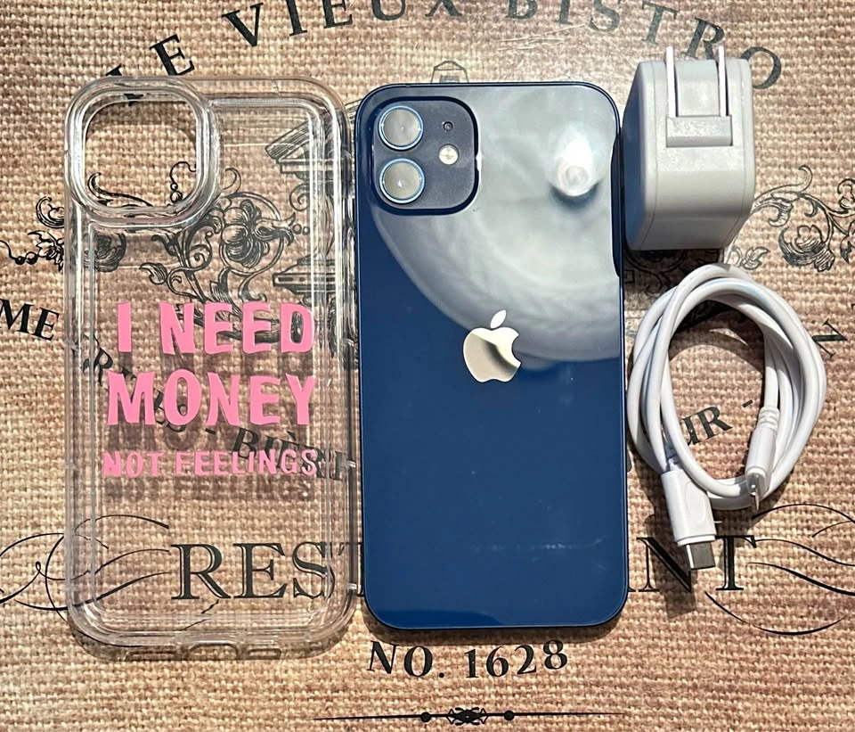 (100%) iPhone 12 256GB - Excellent Condition + Accessories.