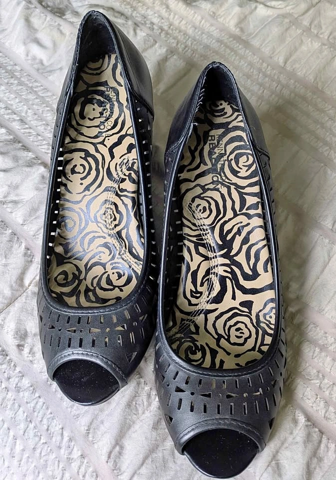 Kenneth Cole Reaction Wedges - Size 8.5