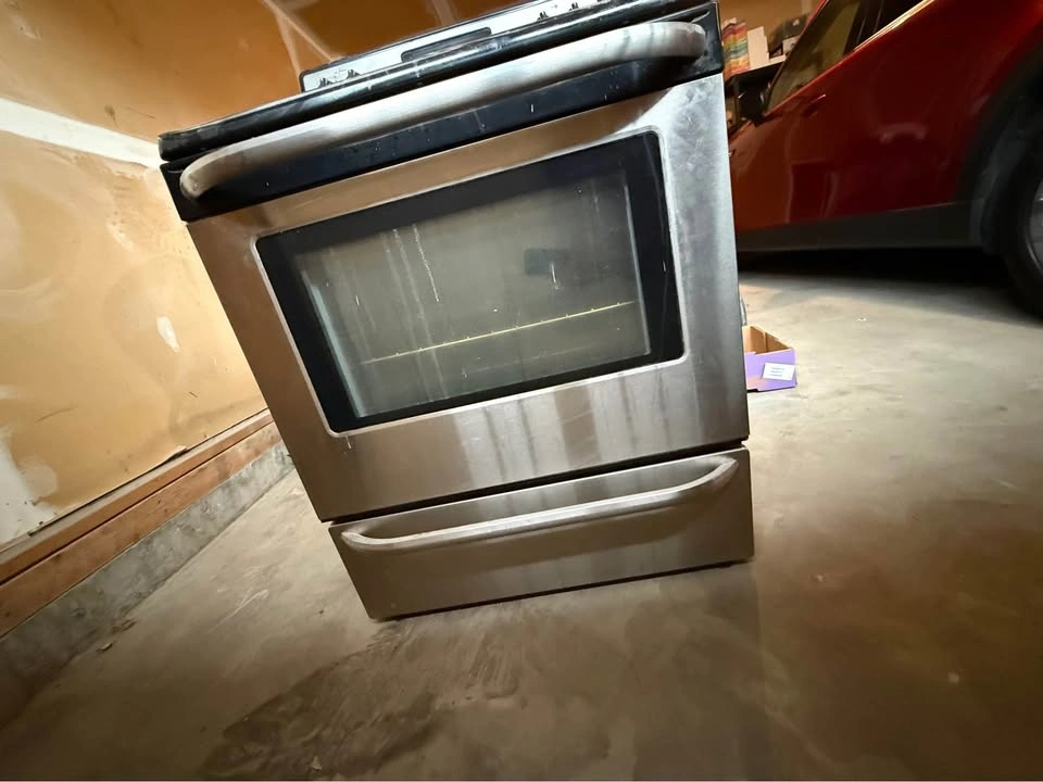 FRIGIDAIRE-Good Condition, Works Great. - photo 2
