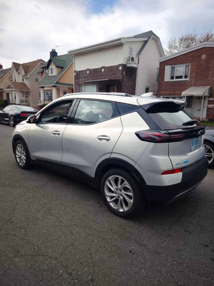 2023 Chevrolet Bolt EUV 2LT Hatchback 4D - photo 3