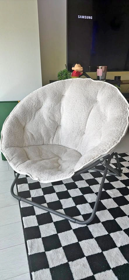 Foldable moon chair