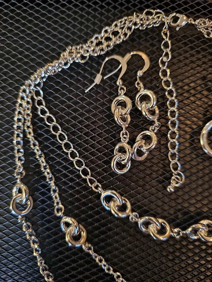 Silver-Tone 3-Strand Jewelry Set - photo 3