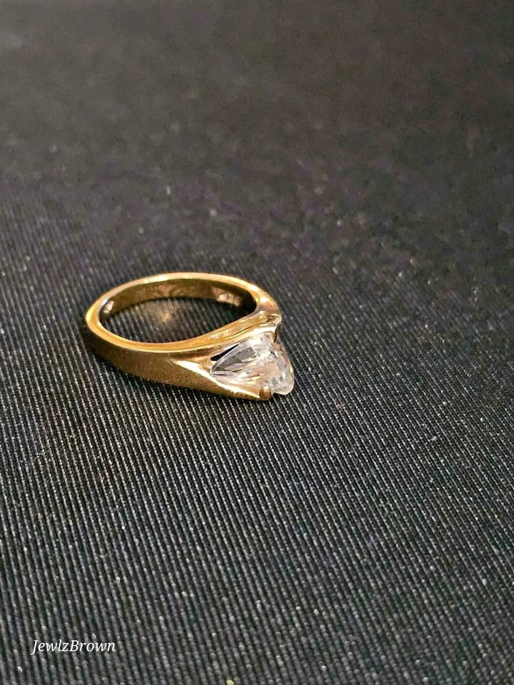 ✨ Vintage Gold-Tone Trillion Cut Statement Ring ✨