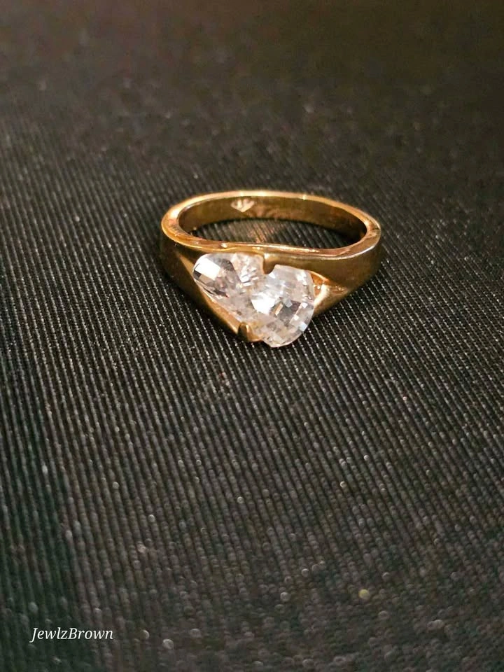 ✨ Vintage Gold-Tone Trillion Cut Statement Ring ✨ - photo 2