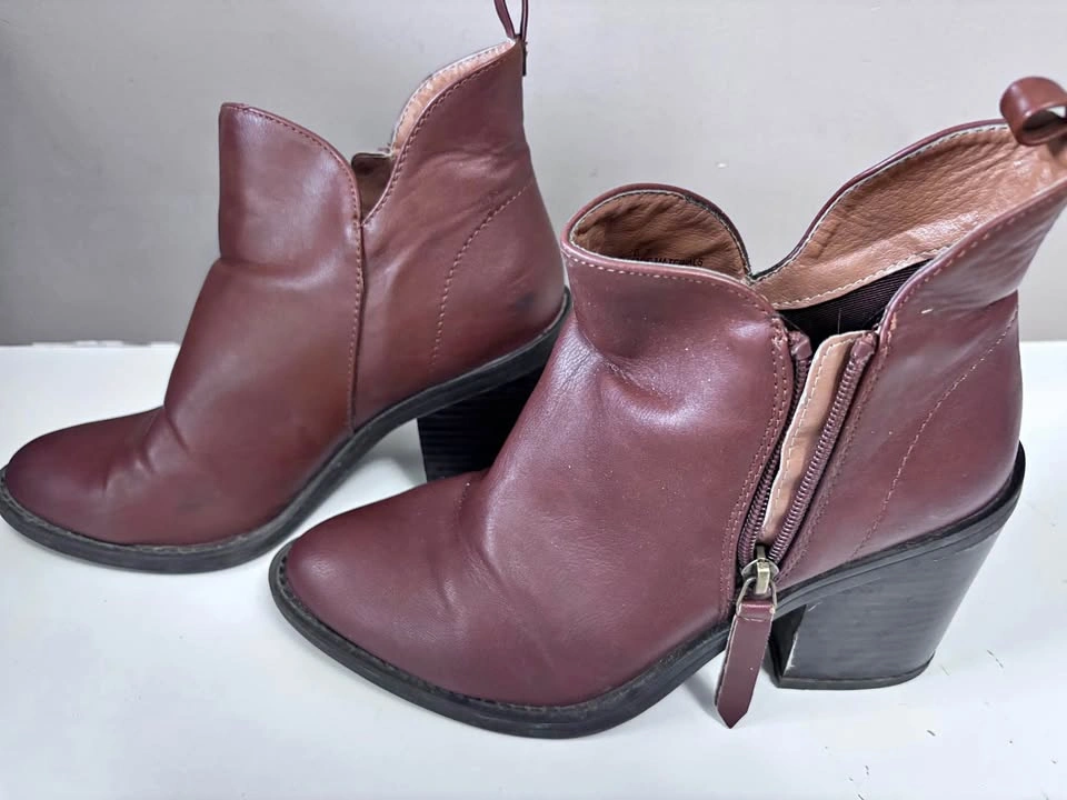 Ladies boots size 7