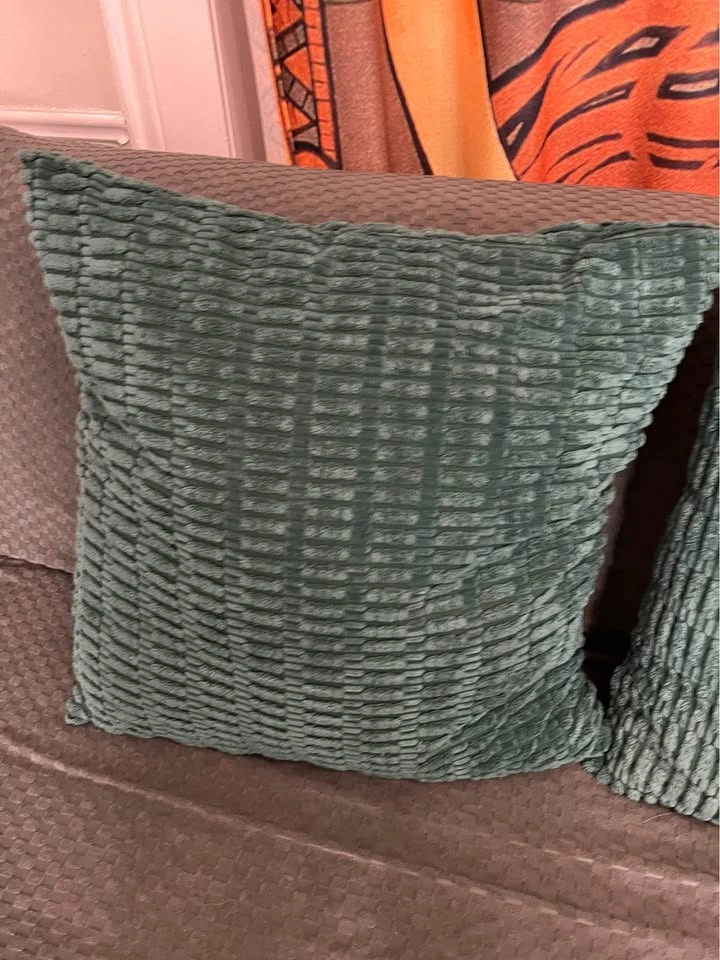 Pillow covers x2 for 26 in inserts - photo 3