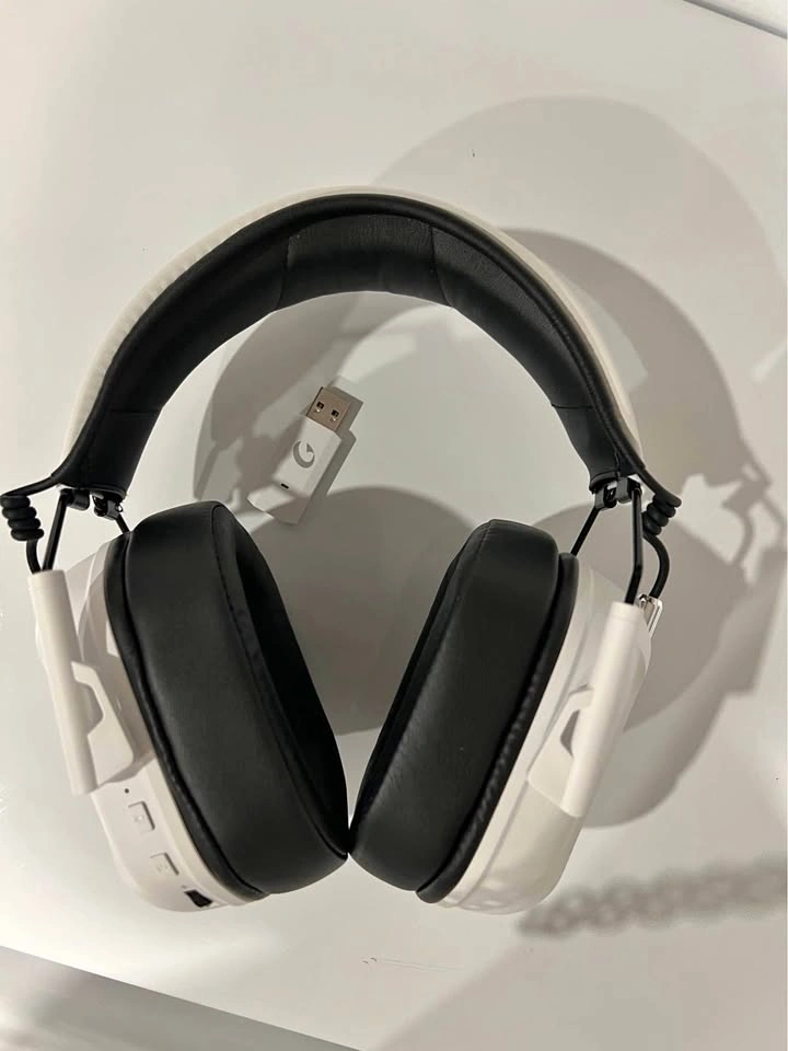 Wireless Bluetooth headphones