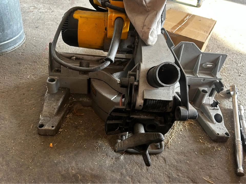Dewalt saw - photo 3