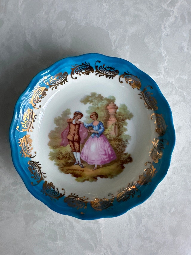 Limoges porcelain trinket dish. 4 inches dia. France.