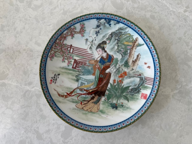 Chinese VTG porcelain collector plate titled "Tai-yu" Lin Daiyu - photo 2