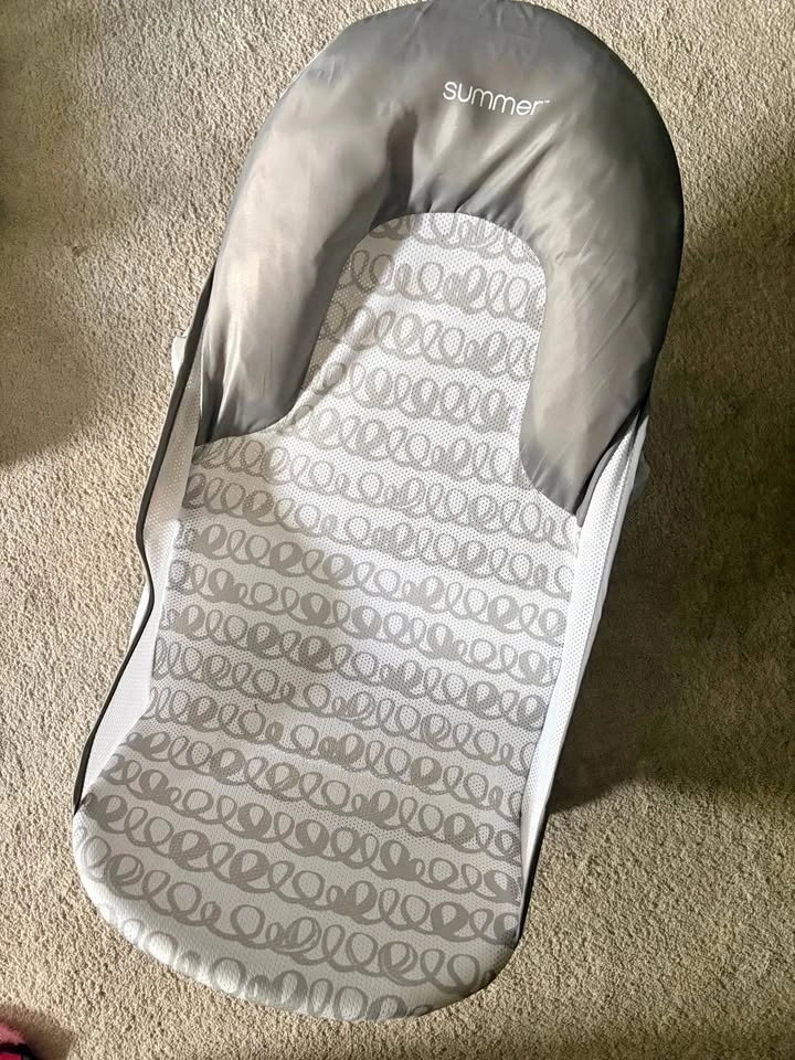 Foldaway baby bath chair