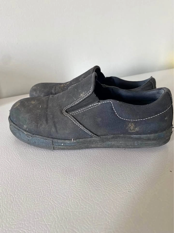 FREE Women’s DAKOTA steel toe shoes - size 9