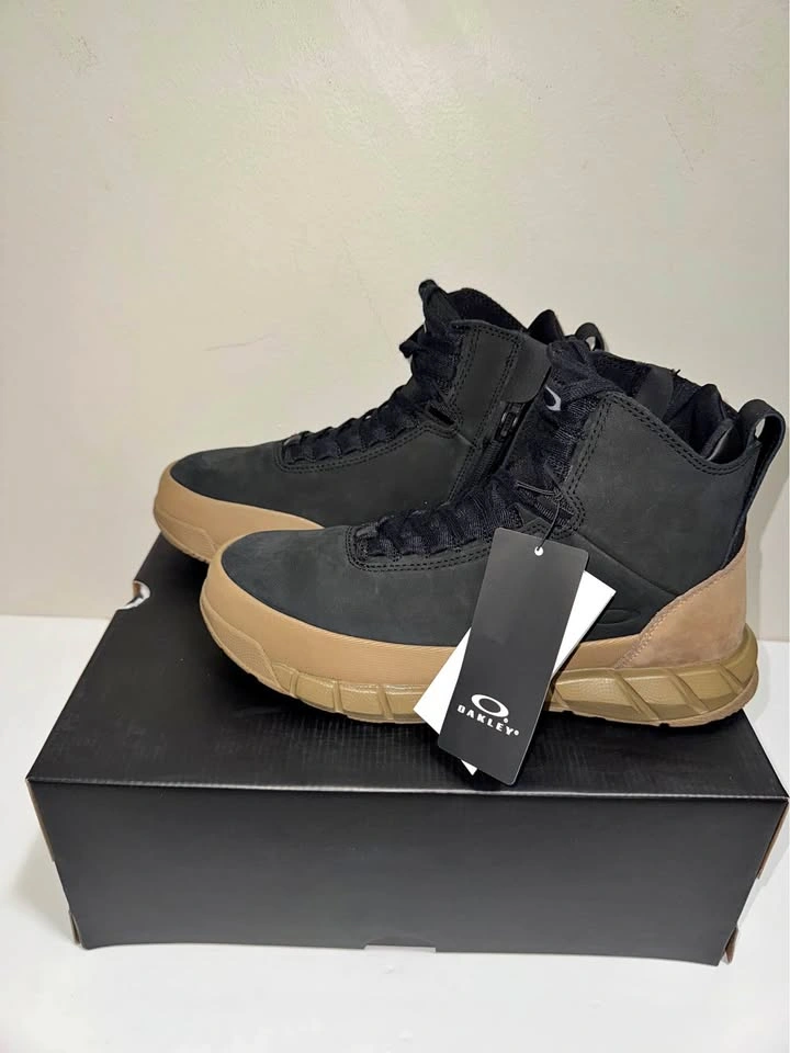 New Oakley Men Waterproof Boots Size 10.5 (Fits 9.5-10)