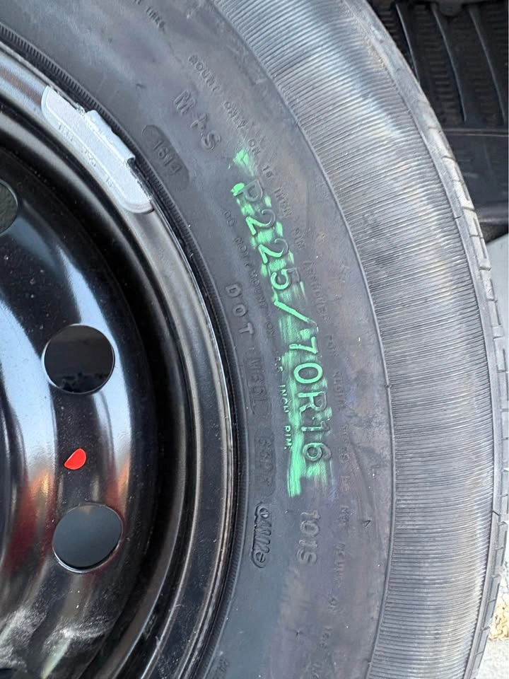 Brand new Goodyear tire 225/70/16 all season - photo 2