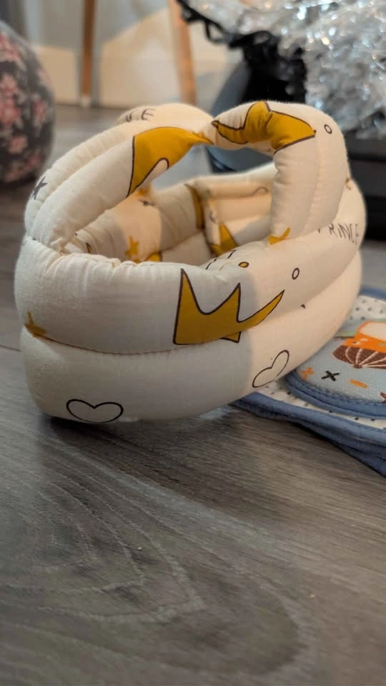 Padded baby safety helmet and knee pads - photo 3