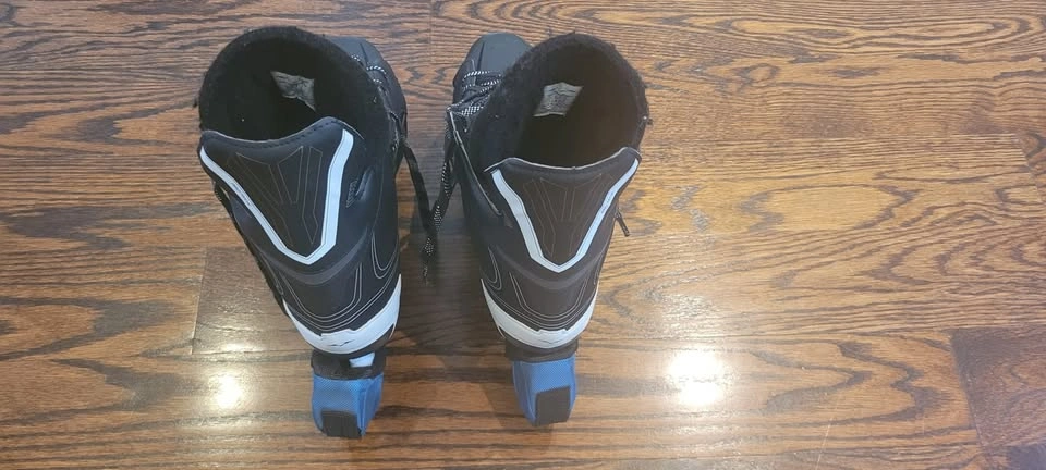 VIC Hockey / Ice Skates - Like New - photo 3