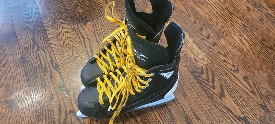 VIC Hockey / Ice Skates - Like New - photo 5
