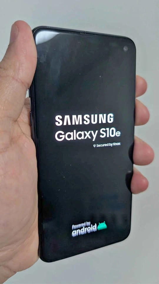 Samsung Galaxy S10e - 128 GB - Unlocked