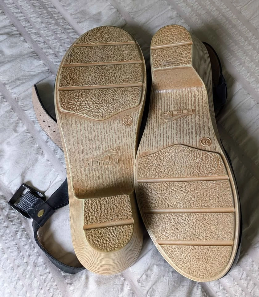 Dansko Clogs - Size 39 - photo 2