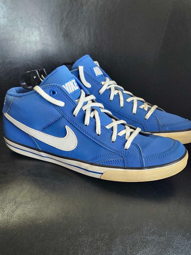 NIKE MENS SIZE 9 US (2013)