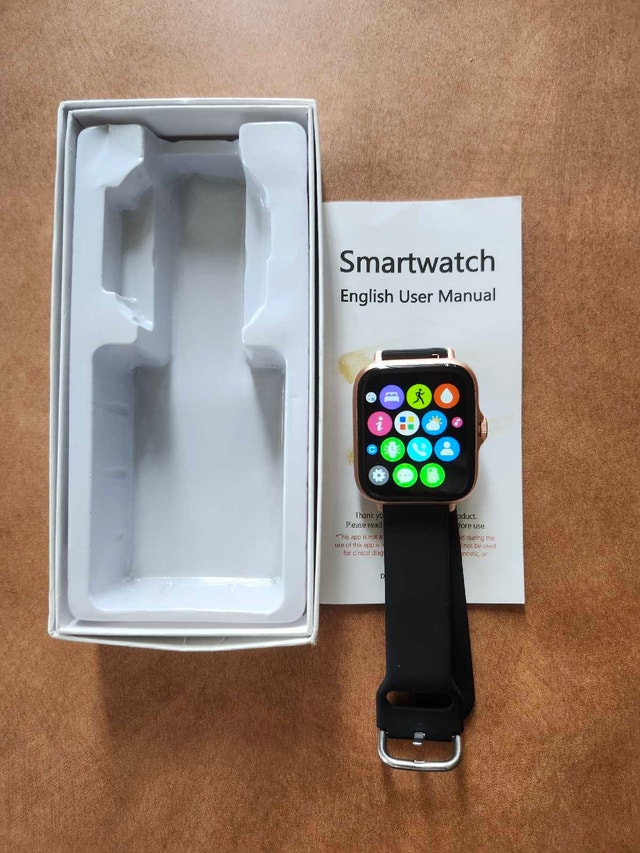 Smartwatch and charger
